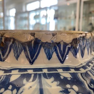 Un grand vase de forme balustre en faïence en bleu et blanc, Delft ou Francfort, fin du 17ème — photo 12