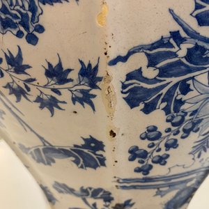 Un grand vase de forme balustre en faïence en bleu et blanc, Delft ou Francfort, fin du 17ème — photo 18