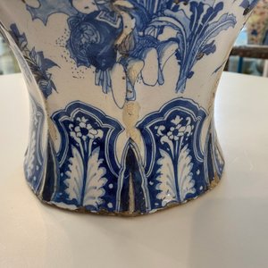 Un grand vase de forme balustre en faïence en bleu et blanc, Delft ou Francfort, fin du 17ème — photo 20