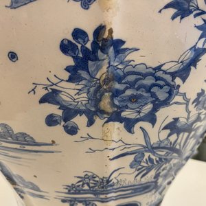 Un grand vase de forme balustre en faïence en bleu et blanc, Delft ou Francfort, fin du 17ème — photo 32