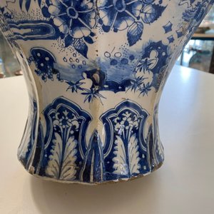 Un grand vase de forme balustre en faïence en bleu et blanc, Delft ou Francfort, fin du 17ème — photo 35