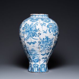 Un grand vase de forme balustre en faïence en bleu et blanc, Delft ou Francfort, fin du 17ème — photo 4