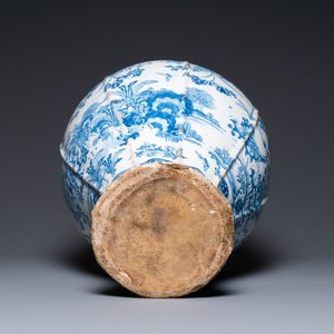 Un grand vase de forme balustre en faïence en bleu et blanc, Delft ou Francfort, fin du 17ème — photo 6