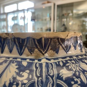 Un grand vase de forme balustre en faïence en bleu et blanc, Delft ou Francfort, fin du 17ème — photo 7