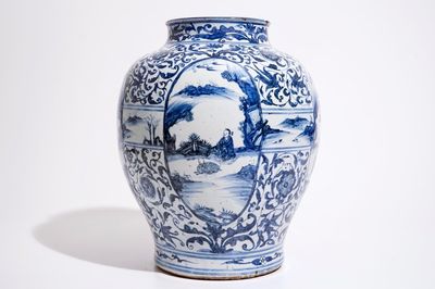 Un grand vase de forme balustre en porcelaine de Chine bleu et blanc à décor de personnages, Ming, Wanli