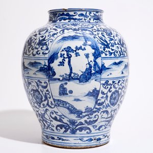 Un grand vase de forme balustre en porcelaine de Chine bleu et blanc à décor de personnages, Ming, Wanli — photo 2