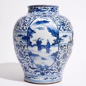 Un grand vase de forme balustre en porcelaine de Chine bleu et blanc à décor de personnages, Ming, Wanli — photo 4