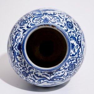 Un grand vase de forme balustre en porcelaine de Chine bleu et blanc à décor de personnages, Ming, Wanli — photo 5