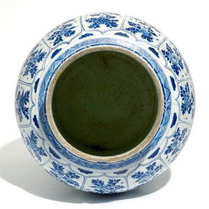 Un grand vase de forme balustre en porcelaine de Chine bleu et blanc, Kangxi — photo 5