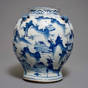 Un grand vase de forme balustre en porcelaine de Chine bleu et blanc, Ming — photo 1
