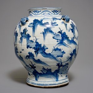 Un grand vase de forme balustre en porcelaine de Chine bleu et blanc, Ming — photo 2