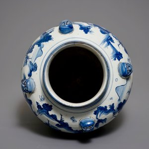 Un grand vase de forme balustre en porcelaine de Chine bleu et blanc, Ming — photo 5
