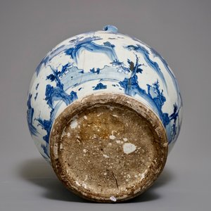 Un grand vase de forme balustre en porcelaine de Chine bleu et blanc, Ming — photo 6