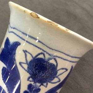 Un grand vase de forme bouteille en faïence de Nevers bleu et blanc à décor de chinoiserie, 17ème — photo 7