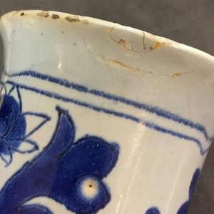 Un grand vase de forme bouteille en faïence de Nevers bleu et blanc à décor de chinoiserie, 17ème — photo 9