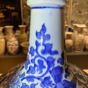 Un grand vase de forme bouteille en porcelaine d'Arita en bleu et blanc, Japon, Edo, 17ème — photo 11