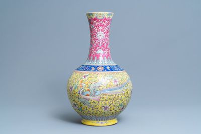 Un grand vase de forme bouteille en porcelaine de Chine famille rose à fond jaune, 19ème