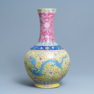Un grand vase de forme bouteille en porcelaine de Chine famille rose à fond jaune, 19ème — photo 3