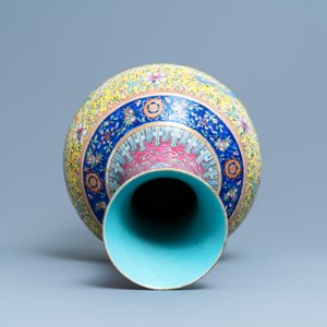 Un grand vase de forme bouteille en porcelaine de Chine famille rose à fond jaune, 19ème — photo 6