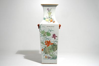 Un grand vase de forme carrée en porcelaine de Chine famille rose , 19/20ème