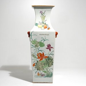 Un grand vase de forme carrée en porcelaine de Chine famille rose , 19/20ème — photo 1