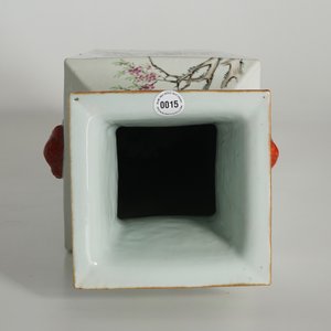 Un grand vase de forme carrée en porcelaine de Chine famille rose , 19/20ème — photo 12