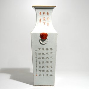 Un grand vase de forme carrée en porcelaine de Chine famille rose , 19/20ème — photo 2