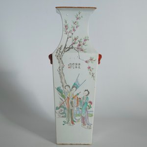 Un grand vase de forme carrée en porcelaine de Chine famille rose , 19/20ème — photo 10