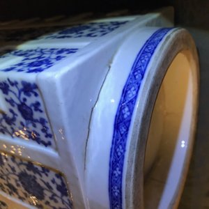 Un grand vase de forme cong en porcelaine de Chine bleu et blanc, 18/19ème — photo 12