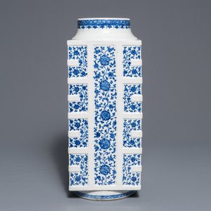 Un grand vase de forme cong en porcelaine de Chine bleu et blanc, 18/19ème — photo 2