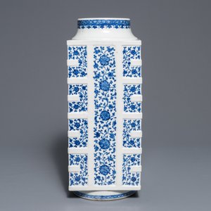 Un grand vase de forme cong en porcelaine de Chine bleu et blanc, 18/19ème — photo 5