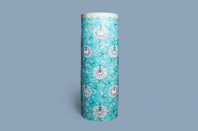Un grand vase de forme cylindrique en porcelaine de Chine famille rose à décor appliqué de rinceaux de lotus, Jiaqing/Daoguang