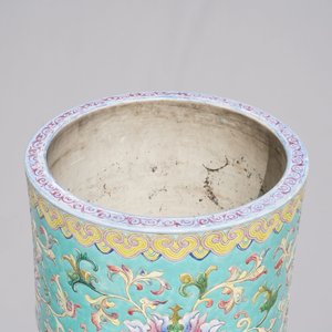 Un grand vase de forme cylindrique en porcelaine de Chine famille rose à décor appliqué de rinceaux de lotus, Jiaqing/Daoguang — photo 14