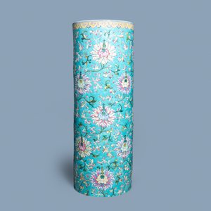 Un grand vase de forme cylindrique en porcelaine de Chine famille rose à décor appliqué de rinceaux de lotus, Jiaqing/Daoguang — photo 2