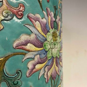 Un grand vase de forme cylindrique en porcelaine de Chine famille rose à décor appliqué de rinceaux de lotus, Jiaqing/Daoguang — photo 27