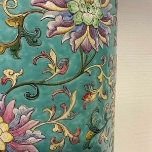 Un grand vase de forme cylindrique en porcelaine de Chine famille rose à décor appliqué de rinceaux de lotus, Jiaqing/Daoguang — photo 28