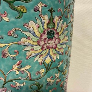 Un grand vase de forme cylindrique en porcelaine de Chine famille rose à décor appliqué de rinceaux de lotus, Jiaqing/Daoguang — photo 30