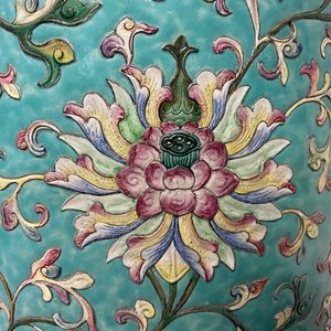 Un grand vase de forme cylindrique en porcelaine de Chine famille rose à décor appliqué de rinceaux de lotus, Jiaqing/Daoguang — photo 31