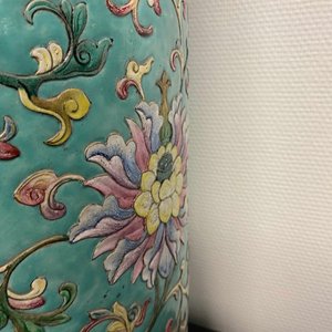 Un grand vase de forme cylindrique en porcelaine de Chine famille rose à décor appliqué de rinceaux de lotus, Jiaqing/Daoguang — photo 32