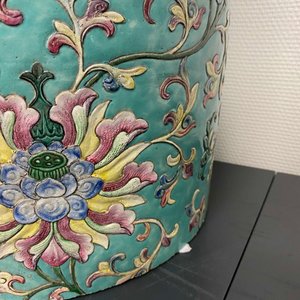Un grand vase de forme cylindrique en porcelaine de Chine famille rose à décor appliqué de rinceaux de lotus, Jiaqing/Daoguang — photo 33