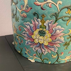 Un grand vase de forme cylindrique en porcelaine de Chine famille rose à décor appliqué de rinceaux de lotus, Jiaqing/Daoguang — photo 37