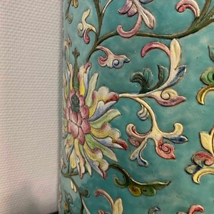 Un grand vase de forme cylindrique en porcelaine de Chine famille rose à décor appliqué de rinceaux de lotus, Jiaqing/Daoguang — photo 38
