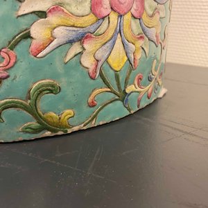 Un grand vase de forme cylindrique en porcelaine de Chine famille rose à décor appliqué de rinceaux de lotus, Jiaqing/Daoguang — photo 44