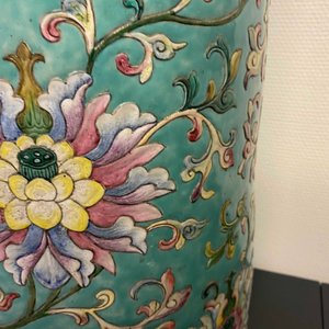 Un grand vase de forme cylindrique en porcelaine de Chine famille rose à décor appliqué de rinceaux de lotus, Jiaqing/Daoguang — photo 46