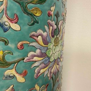Un grand vase de forme cylindrique en porcelaine de Chine famille rose à décor appliqué de rinceaux de lotus, Jiaqing/Daoguang — photo 47