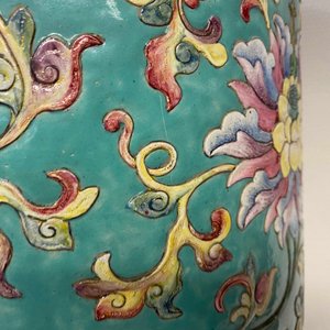 Un grand vase de forme cylindrique en porcelaine de Chine famille rose à décor appliqué de rinceaux de lotus, Jiaqing/Daoguang — photo 49