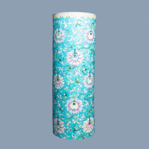 Un grand vase de forme cylindrique en porcelaine de Chine famille rose à décor appliqué de rinceaux de lotus, Jiaqing/Daoguang — photo 7