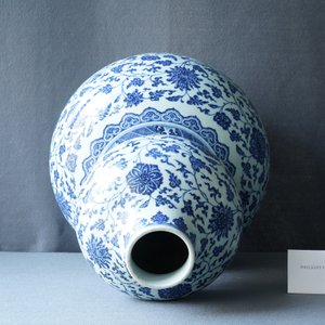 Un grand vase de forme double gourde en porcelaine de Chine en bleu et blanc, 19/20ème — photo 11