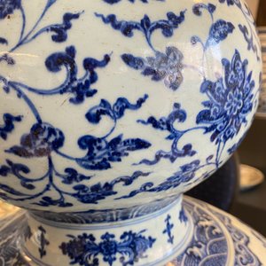 Un grand vase de forme double gourde en porcelaine de Chine en bleu et blanc, 19/20ème — photo 18