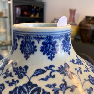 Un grand vase de forme double gourde en porcelaine de Chine en bleu et blanc, 19/20ème — photo 19